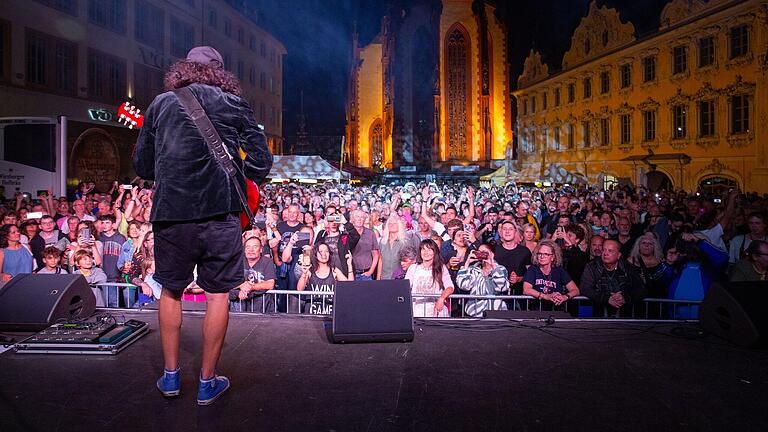 Das Stadtfest begann am Freitag in der Würzburger Innenstadt. Bon's Balls spielte am oberen Markt.