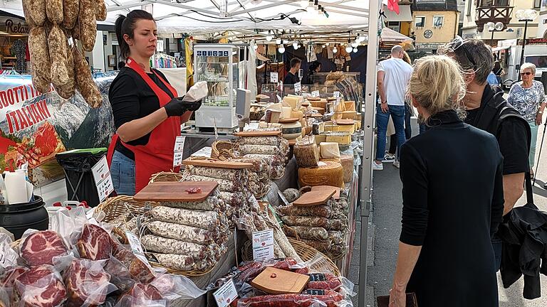 Ein Stand auf dem Frühlingsmarkt in Bad Kissingen mit Spezialitäten aus Italien       -  Ein Stand auf dem Frühlingsmarkt in Bad Kissingen mit Spezialitäten aus Italien