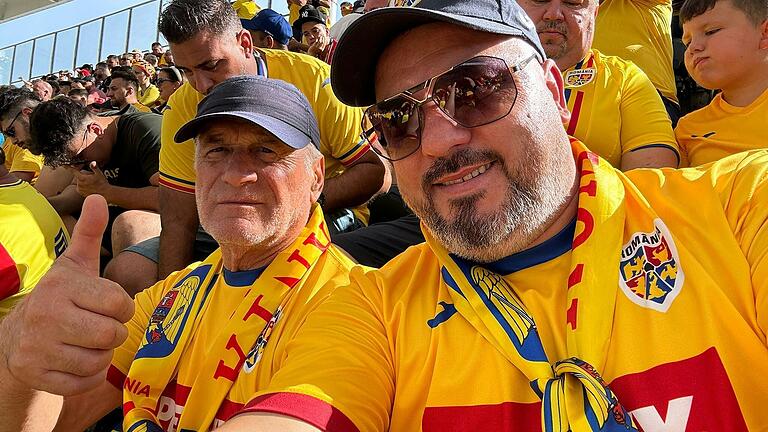 Ex-Fußballer und Rumänien-Fans: Ioan Dumitru (links) und sein Schwager Ginel Roman im Stadion.