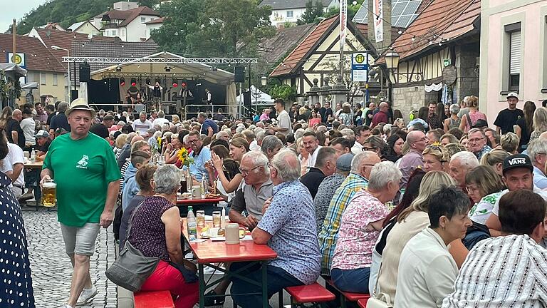 Steinbach wird zur 'Festmeile': Beim Backofenfest war es am Samstag schwer, einen Platz zu bekommen.