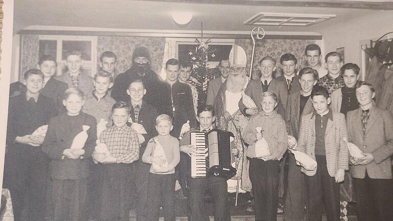 Die Kneipe Mangold in Münnerstadt - Auch Nikolaus wurde im Saal im ersten Stock groß gefeiert. Wer erkennt sich auf diesem Foto? Die Kneipe Mangold in Münnerstadt - Auch Nikolaus wurde im Saal im ersten Stock groß gefeiert. Wer erkennt sich auf diesem Foto?