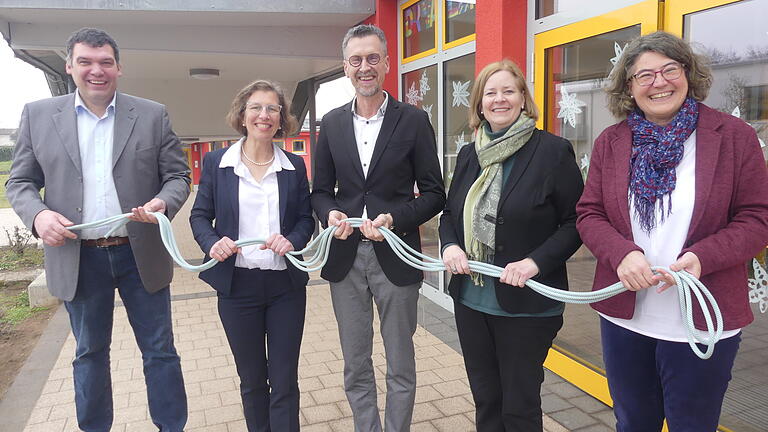 Wollen als 'Seilschaft' gemeinsam an einem Strang ziehen, an der Geldersheimer Grundschule (von links): Bürgermeister Thomas Hemmerich, Personalratsvorsitzende Astrid Gäb, der neue Rektor Matthias Eichelsbacher, Schulamtsdirektorin Stefanie Schiffer sowie Martina Bauer als stellvertretende Schulleiterin.