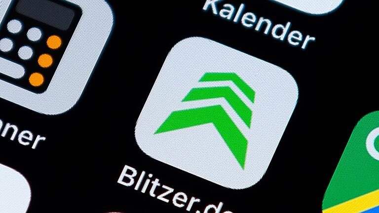 Die App Blitzer.de auf einem Handy       -  Blitzer-Apps sind in Deutschland beim Autofahren verboten. Aber gilt das auch für Beifahrer?