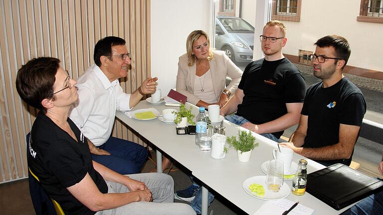 Gesprächsaustausch mit: (von links) Monika Berberich (Inhaberin Bäckerei-Café Berberich in Königheim und Bäckerei 'Bischemer Brotkörble'), Prof. Dr. Wolfgang Reinhart (Landtagsvizepräsident und Wahlkreisabgeordneter), Angelika Gold (Geschäftsführerin Kreishandwerkerschaft Main-Tauber), Florian Morschheuser (Kreisobermeister der Metzger- und Bäckerinnung) sowie Franz Seubert (Mitgründer und Mitinhaber der PlanerAI GmbH aus Großrinderfeld).