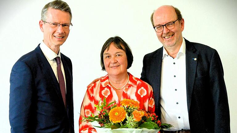 Oberbürgermeister Sebastian Remelé, Birgit Mühler sowie Dr. Johannes Mühler bei dessen Verabschiedung. Oberbürgermeister Sebastian Remelé, Birgit Mühler sowie Dr. Johannes Mühler bei dessen Verabschiedung.