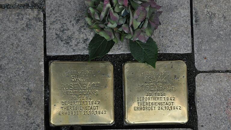 Die Stolpersteine für Sara und Isaak Rosenbach.