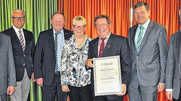 40 Jahre Innungsobermeister Bau: Dietmar Roßhirt (Mitte) bei seinem außergewöhnlichen Amtsjubiläum umringt von Landrat Thomas Habermann (von links), Bruno Altrichter, Hugo Neugebauer, Ingrid Roßhirt, Manfred Dallner und Erich Karlein.