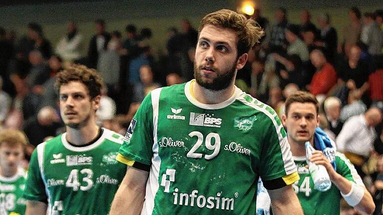 Wenn Blicke Bände sprechen: Rimpars Handballer Benedikt Brielmeier, Max Bauer und Jan Winkler (von links) verlassen nach der Niederlage geschlagen die Wilhelmshavener Nordfrost-Arena.