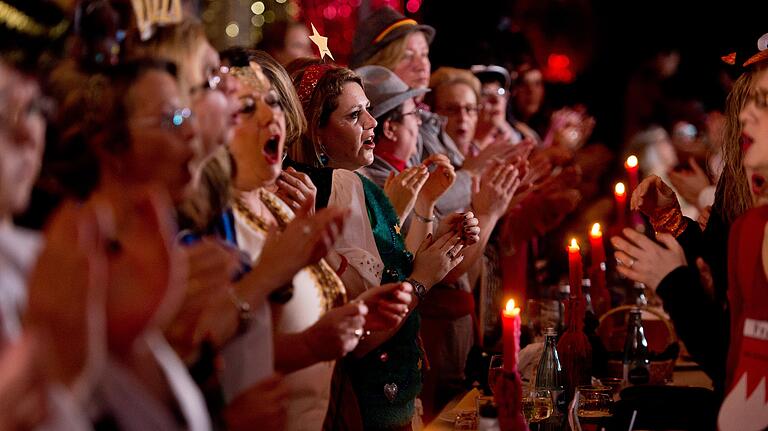 Mannsbilder unerwünscht: Weiberfasching in der Würzburger Zellerau.