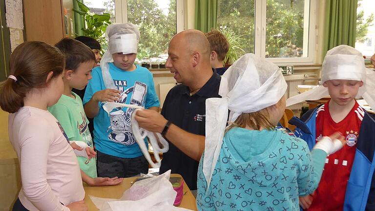 Für den Ernstfall gerüstet: In der Grundschule Sonderhofen bildete Oliver Lückhof Kinder zu Juniorhelfern aus.