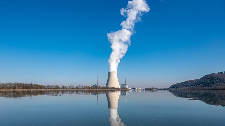 Soll Ende 2022 vom Netz gehen, könnte nach den Vorstellungen von Ministerpräsident Markus Söder (CSU) aber länger in Betrieb bleiben: das bayerische Kernkraftwerk Isar 2 bei Landshut.