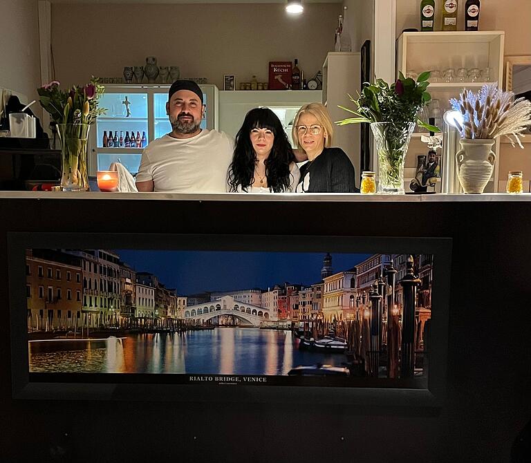 Das Pächterehepaar Pino und Tanja Stricagnolo mit Tochter Sophia hinter der neuen Theke im renovierten OFV-Sportheim 'Pizzeria zur Maininsel'. Das Pächterehepaar Pino und Tanja Stricagnolo mit Tochter Sophia hinter der neuen Theke im renovierten OFV-Sportheim 'Pizzeria zur Maininsel'.