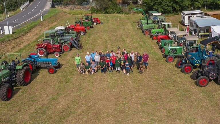 22 Bulldogs, Schlepper, Traktoren waren beim 1. Bulldog-Treffen in Geckenau  zu bestaunen.