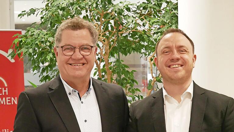 Vor einem Jahr hat die Sparkasse Bad Kissingen das Maklerbüro Matthes und Schießer übernommen. Der ehemalige Gesellschafter Heribert Schießer (links) und Michael Zehe, Leiter der Immobilienabteilung der Sparkasse, ziehen Bilanz.       -  Vor einem Jahr hat die Sparkasse Bad Kissingen das Maklerbüro Matthes und Schießer übernommen. Der ehemalige Gesellschafter Heribert Schießer (links) und Michael Zehe, Leiter der Immobilienabteilung der Sparkasse, ziehen Bilanz.