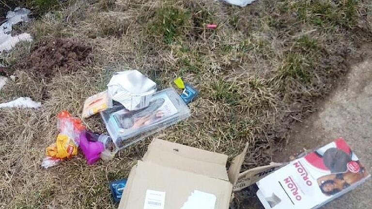 Ungewöhnlicher Fund bei Trappstadt: Vergangene Woche entdeckte ein Spaziergänger in einem Graben illegal entsorgtes Sexspielzeug und die dazugehörige Verpackung.