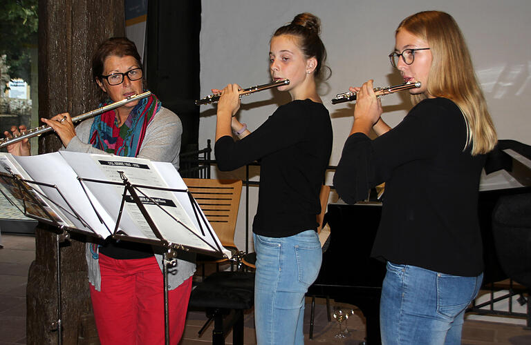 Querflötistinnen der Musikschule Schweinfurt-Gerolzhofen sorgten mit ihrer Lehrerin Elke Friedl für die Umrahmung des Stadtempfangs im Alten Rathaus mit Eintragung von Roland Martin ins Goldene Buch der Stadt Gerolzhofen.