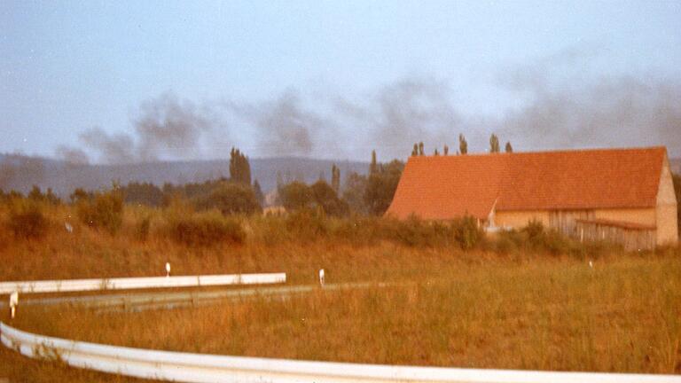 Ein Bild aus dem Jahr 1971, aufgenommen an der Schnellstraßen-Abfahrt Gerolzhofen-Süd: Bei Ostwind zieht der Qualm des brennenden Schuttplatzes in das Stadtgebiet hinein. Ein Bild aus dem Jahr 1971, aufgenommen an der Schnellstraßen-Abfahrt Gerolzhofen-Süd: Bei Ostwind zieht der Qualm des brennenden Schuttplatzes in das Stadtgebiet hinein.