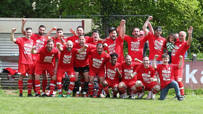 So sehen Meister aus: Baris Spor Lohr mit Spielertrainer Ugur Sen (hinten, Vierter von links) holte durch einen 3:0-Sieg in Gemünden den Titel in der A-Klasse Würzburg 5 und spielt in der kommenden Saison in der Kreisklasse. So sehen Meister aus: Baris Spor Lohr mit Spielertrainer Ugur Sen (hinten, Vierter von links) holte durch einen 3:0-Sieg in Gemünden den Titel in der A-Klasse Würzburg 5 und spielt in der kommenden Saison in der Kreisklasse.