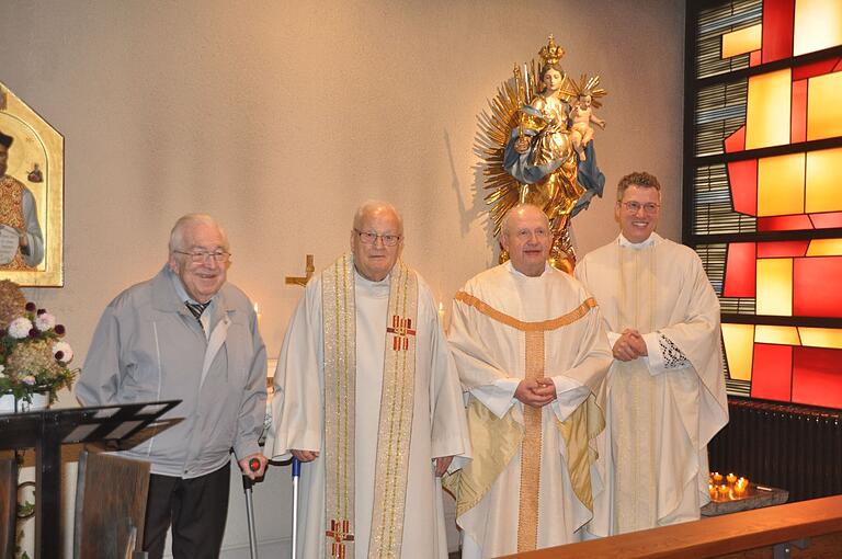 Nach dem Festgottesdienst traf sich der Vorsitzende des damals erstmals gewählten Pfarrgemeinderates, Werner Zirkelbach, mit Pfarrer i.R. Hermann Josef Schöning, Festprediger Domkapitular Albin Krämer und Pfarrer Dr. Eugen Daigeler Nach dem Festgottesdienst traf sich der Vorsitzende des damals erstmals gewählten Pfarrgemeinderates, Werner Zirkelbach, mit Pfarrer i.R. Hermann Josef Schöning, Festprediger Domkapitular Albin Krämer und Pfarrer Dr. Eugen Daigeler