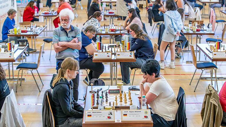 Im voll besetzten Bad Königshöfer Kursaal fand am Wochenende die zentrale Endrunde der Schach-Bundesliga der Frauen statt. Unser Foto zeigt Tatjana Melamed (rechts) vom SC Bad Königshofe in der Partie gegen Maria Schöne (links) von den Rodewischer Schachmiezen.