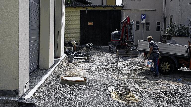 Auf einer Ebene: Rund um das neue Feuerwehrhaus im Ortsteil Langendorf müssen Straßenschäden behoben und die Fahrstraße angeglichen werden. Dafür genehmigte der Rat 4200 Euro im Nachgang. Auf einer Ebene: Rund um das neue Feuerwehrhaus im Ortsteil Langendorf müssen Straßenschäden behoben und die Fahrstraße angeglichen werden. Dafür genehmigte der Rat 4200 Euro im Nachgang.