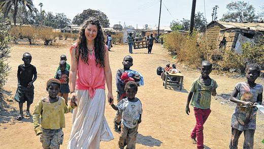 Alltag in Sambia: Katharina Eberth kümmert sich in Afrika um Kinder, die ihre Eltern durch AIDS verloren haben. Das Projekt BOCCS, für das die junge Frau sich engagiert, setzt sich unter anderem für Bildung ein. Alltag in Sambia: Katharina Eberth kümmert sich in Afrika um Kinder, die ihre Eltern durch AIDS verloren haben. Das Projekt BOCCS, für das die junge Frau sich engagiert, setzt sich unter anderem für Bildung ein.