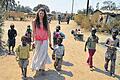 Alltag in Sambia: Katharina Eberth kümmert sich in Afrika um Kinder, die ihre Eltern durch AIDS verloren haben. Das Projekt BOCCS, für das die junge Frau sich engagiert, setzt sich unter anderem für Bildung ein.