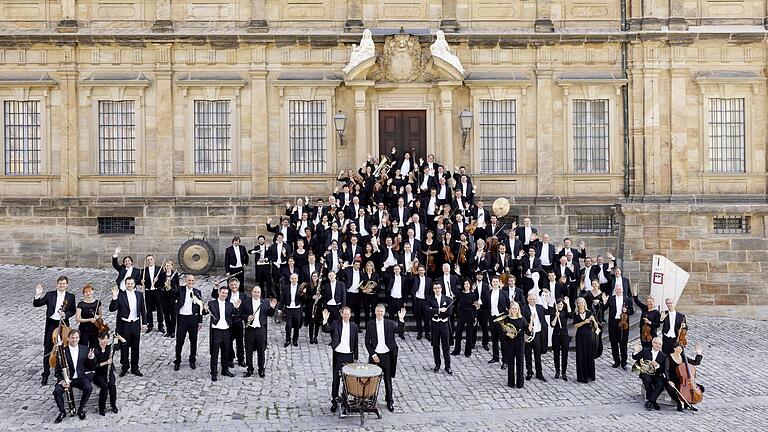Die Bamberger Symphoniker vor der Residenz in Bamberg
