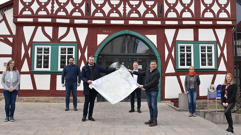 Die sechs Mitgliedsgemeinden der Allianz Schweinfurter Oberland ziehen künftig an einem Strang, wenn es um Projekte der regenerativen Energiegewinnung geht. Im Bild von links: Allianzmanagerin Hannah Grübl, Johannes Grebner (Üchtelhausen), Stefan Rottmann (Schonungen), Matthias Klement (Maßbach), Friedel Heckenlauer (Stadtlauringen), Judith Dekant (Thundorf) und Bettina Bonengel (Rannungen). Die sechs Mitgliedsgemeinden der Allianz Schweinfurter Oberland ziehen künftig an einem Strang, wenn es um Projekte der regenerativen Energiegewinnung geht. Im Bild von links: Allianzmanagerin Hannah Grübl, Johannes Grebner (Üchtelhausen), Stefan Rottmann (Schonungen), Matthias Klement (Maßbach), Friedel Heckenlauer (Stadtlauringen), Judith Dekant (Thundorf) und Bettina Bonengel (Rannungen). 