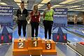 Kathrin Hüther (rechts) holte sich bei den Bayerischen Meisterschaften im Sprintwettbewerb in Augsburg einen tollen dritten Platz. Sie freut sich auf dem Podest über die Bronzemedaille.
