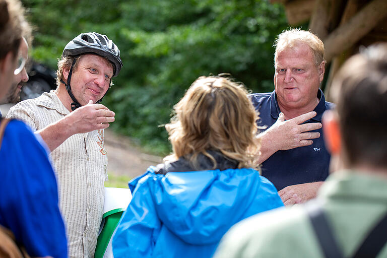 Michael Lorey aus Wiesentheid (rechts) und Michael Rößlein aus Neudorf (links) übermitteln der Bundesumweltministerin (Bildmitte, hellblaue Jacke) ihre Bedenken zu einem möglichen Nationalpark Steigerwald.