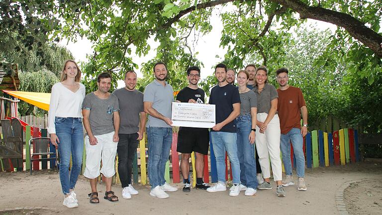 Auf dem Foto: (von links) Theresa Walk, Manuel Mark, Julian Schweigert, Johannes Vogt (St. Josefs-Verein in Essfeld e.V.), Julian Pfülb, Laurin Bitzek, Michael Fuchs, Sina Bitzek, Julius Deppisch, Linda Seufert, Tom Weidner (JK Essfeld e.V.).