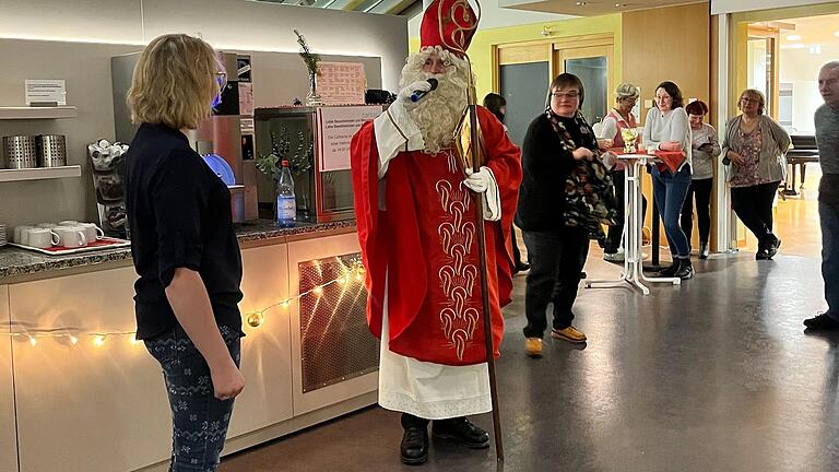 Der Nikolaus zu Besuch im Caritas Seniorenzentrum St. Martin.