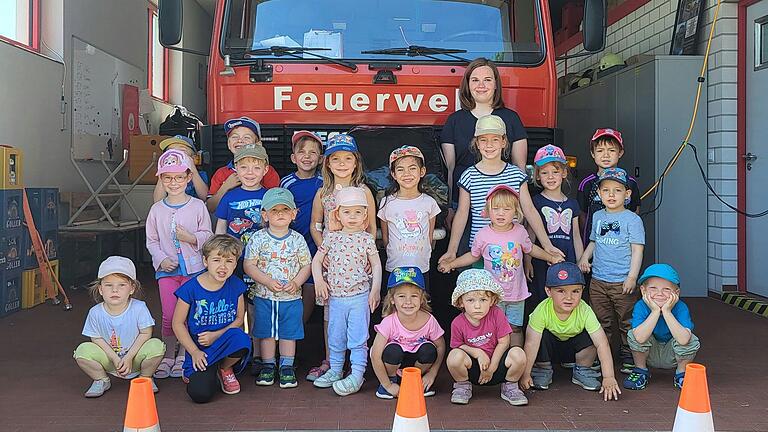 Einen total interessanten Einblick bekamen die Kinder des Kindergarten St. Josef Brebersdorf beim Besuch der Freiwilligen Feuerwehr. Dabei nahm sich Feuerwehrfrau Danielle Lohmann sehr viel Zeit für den Nachwuchs und erklärte den Kleinen alles detailliert und ganz genau.