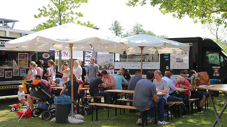 Schon mittags gibt es großen Andrang bei den Foodtrucks am Main in Kitzingen.