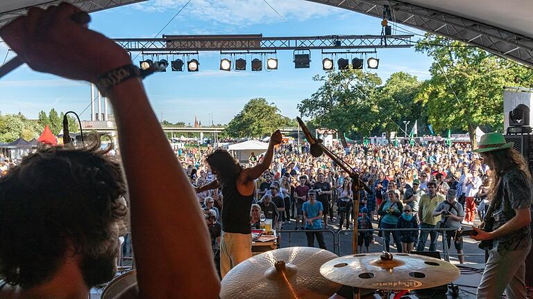 Das Umsonst &amp; Draussen Festival lockt jedes Jahr mehrere Tausend Menschen auf die Mainwiesen.