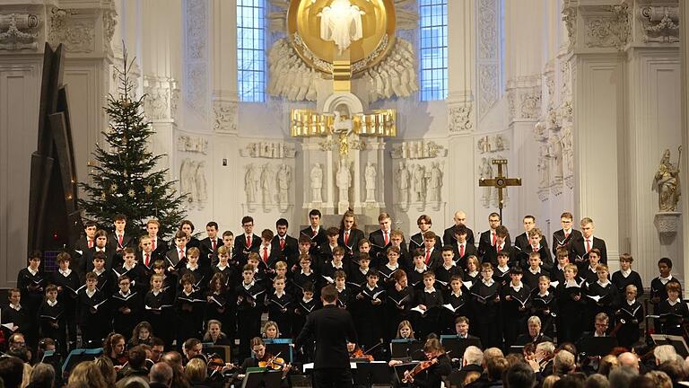 'In Terra Pax' war das Weihnachtskonzert der Würzburger Domsingknaben und der Camerata Würzburg im Würzburger Kiliansdom überschrieben.