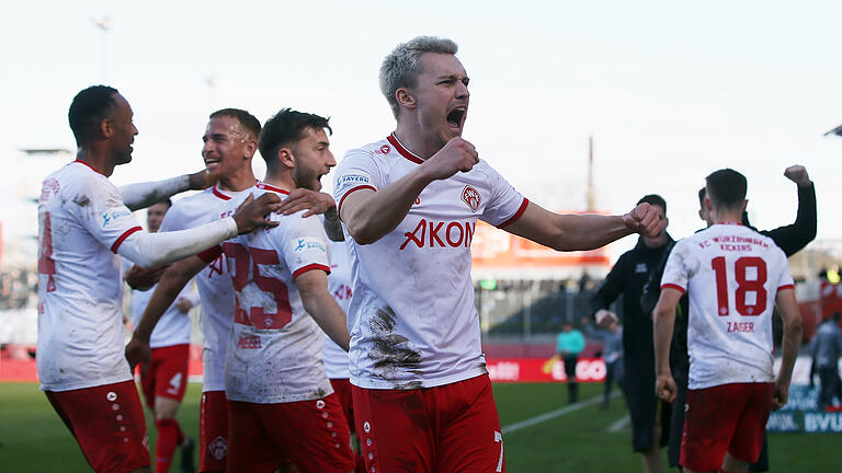 Endlich wieder jubeln: die Kickers-Akteure (von links) Saliou Sane, Benyas Junge-Abiol, Dominik Meisel, Thomas Haas und Maximilian Zaiser freuen sich über das 3:1 gegen Schweinfurt.