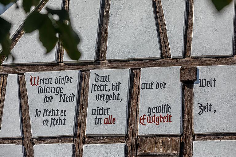 Sinnspruch auf einem Fachwerkhaus in Lindelbach. Sinnspruch auf einem Fachwerkhaus in Lindelbach.
