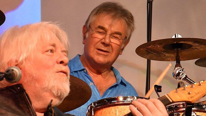 Blind Faith, blindes Vertrauen, hieß eine der Bands von Eric Clapton. Auch Frank Diez (Gitarre) und Pete York (Drums) harmonierten traumhaft.