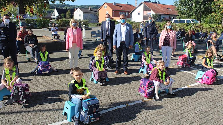 Die Erstklässler in Geiselwind wurden diesmal im Rahmen der Aktion 'Sicher zur Schule – sicher nach Hause' mit Westen ausgestattet. Beamten der Poizeiinspektion Kitzingen, Landrätin Tamara Bichof, Schulrat Veit Burger, Bürgermeister Ernst Nickel und Schulleiterin Susanne Stark hießen die Kinder willkommen. Die Erstklässler in Geiselwind wurden diesmal im Rahmen der Aktion 'Sicher zur Schule – sicher nach Hause' mit Westen ausgestattet. Beamten der Poizeiinspektion Kitzingen, Landrätin Tamara Bichof, Schulrat Veit Burger, Bürgermeister Ernst Nickel und Schulleiterin Susanne Stark hießen die Kinder willkommen.