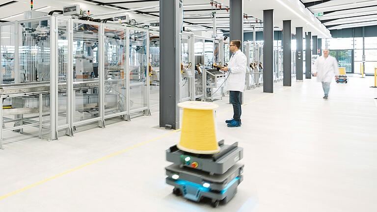 Computergesteuerte Transportwagen und digitalisierte Produktion testet die Leoni AG in ihrem neuen Innovationszentrum in Kitzingen. Generell gilt Automatisierung 2023 als ein Markt mit Potenzial.