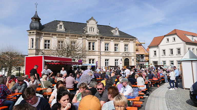 Rund um das Rathaus herrschte auf dem Marktplatz bis in die Abendstunden reger Betrieb. Rund um das Rathaus herrschte auf dem Marktplatz bis in die Abendstunden reger Betrieb.