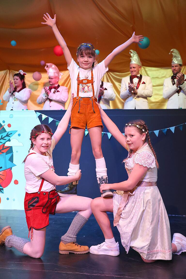 Die 'Minis' (von links Selma Tully, Anni Schwappach und Emily Graser) sorgten für tolle Stimmung. Die 'Minis' (von links Selma Tully, Anni Schwappach und Emily Graser) sorgten für tolle Stimmung.