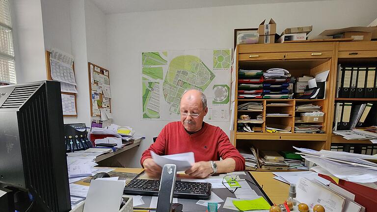 Blumen Schäfer in Premich verkleinert sich - Thomas Schäfer in seinem Büro: Die Bürokratie, sagt er, nehme immer weiter zu. Blumen Schäfer in Premich verkleinert sich - Thomas Schäfer in seinem Büro: Die Bürokratie, sagt er, nehme immer weiter zu.