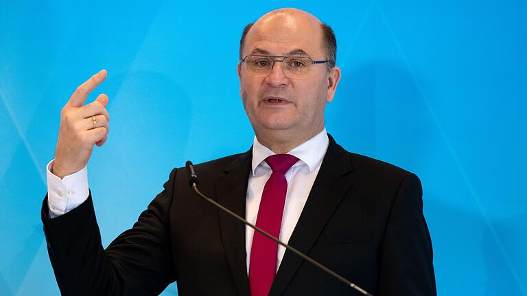Finanzminister Albert Füracker       -  Bayern gibt im laufenden Jahr mehr Geld aus als je zuvor (Archivbild).