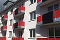 Ein Beispiel, das bei den Schweinfurter Wohnungsunternehmen Schule machen sollte, meint die Lokale Agenda. Bei dieser Wohnanlage sind alle Balkone der Obergeschosse mit Steckersolargeräten bestückt.