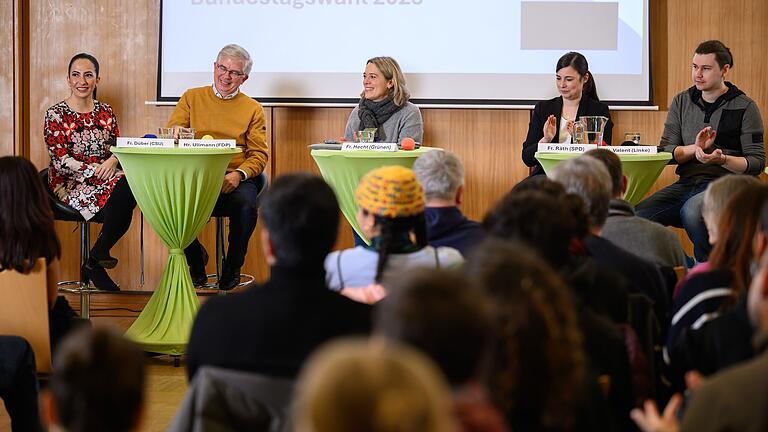 Die Kandidierenden zur Bundestagswahl Hülya Düber (CSU) (von links), Andrew Ullmann (FDP), Jessica Hecht (Die Grünen), Katharina Räth (SPD) und Aaron Valent (Die Linke) bei einer Podiumsdiskussion der Uni und der THWS im CVJM-Haus in Würzburg. Die Kandidierenden zur Bundestagswahl Hülya Düber (CSU) (von links), Andrew Ullmann (FDP), Jessica Hecht (Die Grünen), Katharina Räth (SPD) und Aaron Valent (Die Linke) bei einer Podiumsdiskussion der Uni und der THWS im CVJM-Haus in Würzburg. 