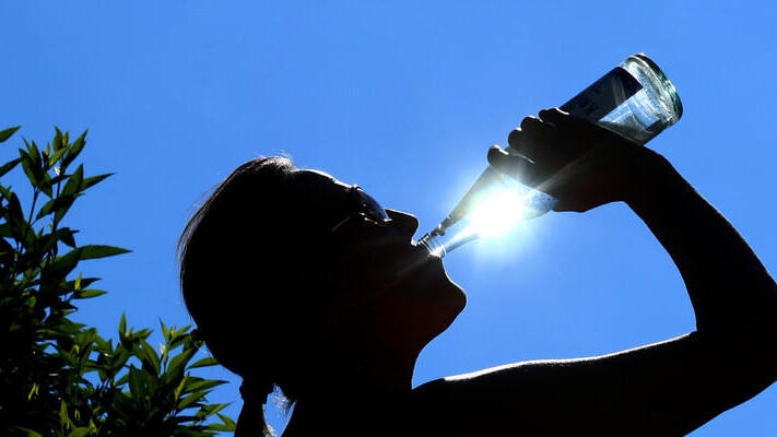 Hitze in Kitzingen - Trinken gegen die Hitze - nur so lassen sich die erneuten Rekord-Temperaturen in Kitzingen aushalten. Hitze in Kitzingen - Trinken gegen die Hitze - nur so lassen sich die erneuten Rekord-Temperaturen in Kitzingen aushalten.