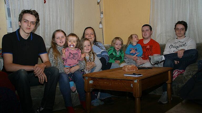 Der elfköpfigen Familie Mayle aus Hellmitzheim (mit Mutter Claudia in der Mitte) wurde die Wohnung gekündigt. Ihr droht die Zwangsräumung. Vater Jim und einer der Söhne waren zum Fototermin arbeiten.